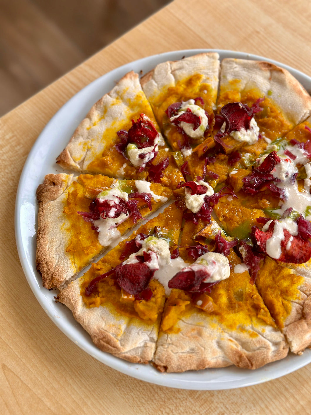 🌱 PIZZA VEGANA disponibile anche gluten-free. Con crema di zucca, totu al rosmarino, cipolla caramellata, tahina e chips di rapa rossa