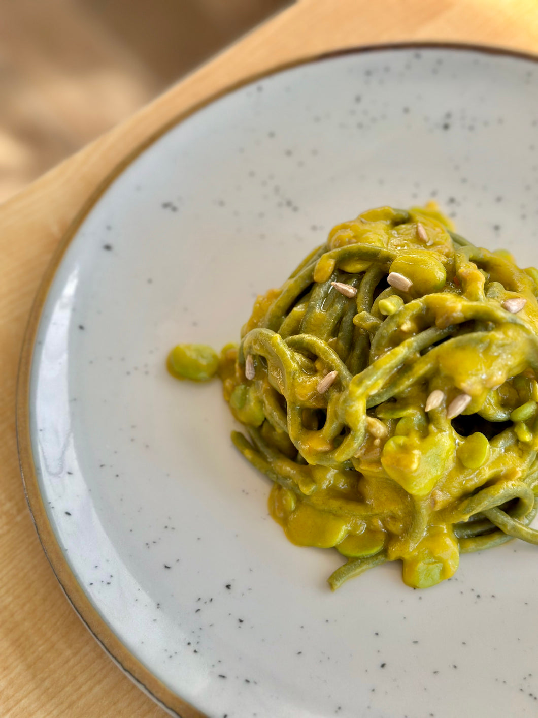 SPAGHETTONI ALL'ALGA SPIRULINA (VEGAN 🌱)
con emulsione di carota, fave e semi di girasole