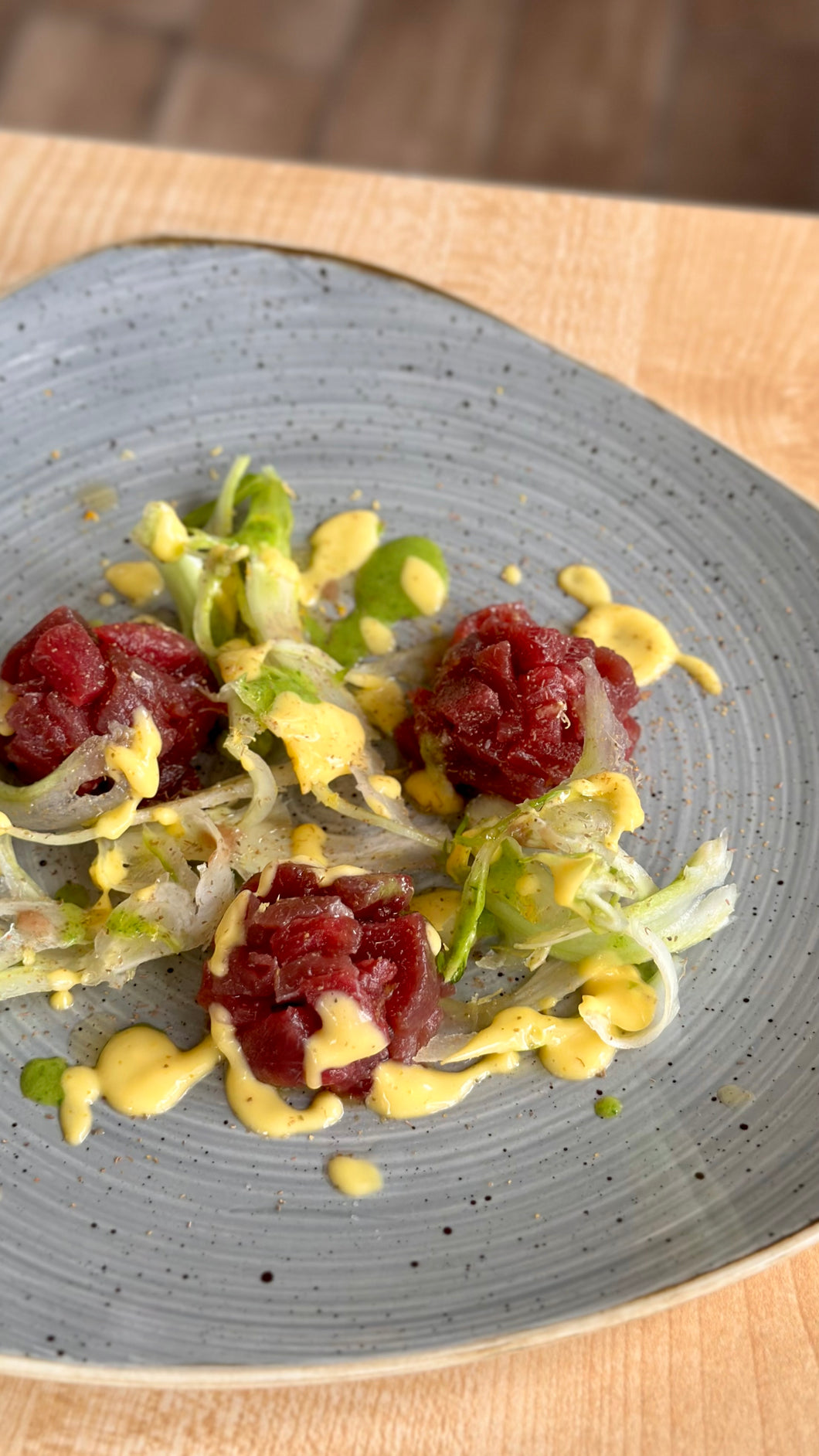 TARTARE DI TONNO ROSSO, puntarelle di cicoria, zabaione salato e polvere di acciughe