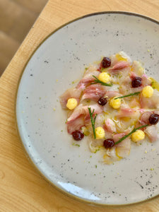 CARPACCIO DI RICCIOLA con visciole e crema di limone