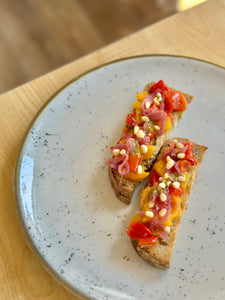 CROSTINI DI PANE DI SEGALE (VEGAN 🌱) con caponata di peperoni, cipolla caramellata e pinoli