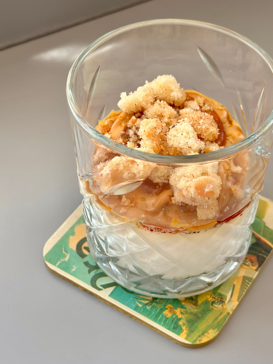 PANNA COTTA VEG 🌱 DI MANDORLA E MELISSA con crema al caramello, composta di pesca e crumble alla vaniglia (tutti i dessert sono al bicchiere, di nostra produzione e senza glutine)