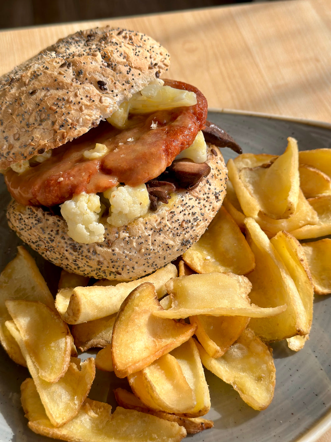 🌱 VEGGIE BURGER | burger di ceci e rapa rossa con funghi spadellati, emulsione di pomodorino giallo e cavolfiore, servito con patate fritte con la buccia e pane ai cereali