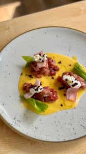 TARTARE DI TONNO ROSSO con pomodoro giallo, cipolla rossa, burrata e crumble di olive