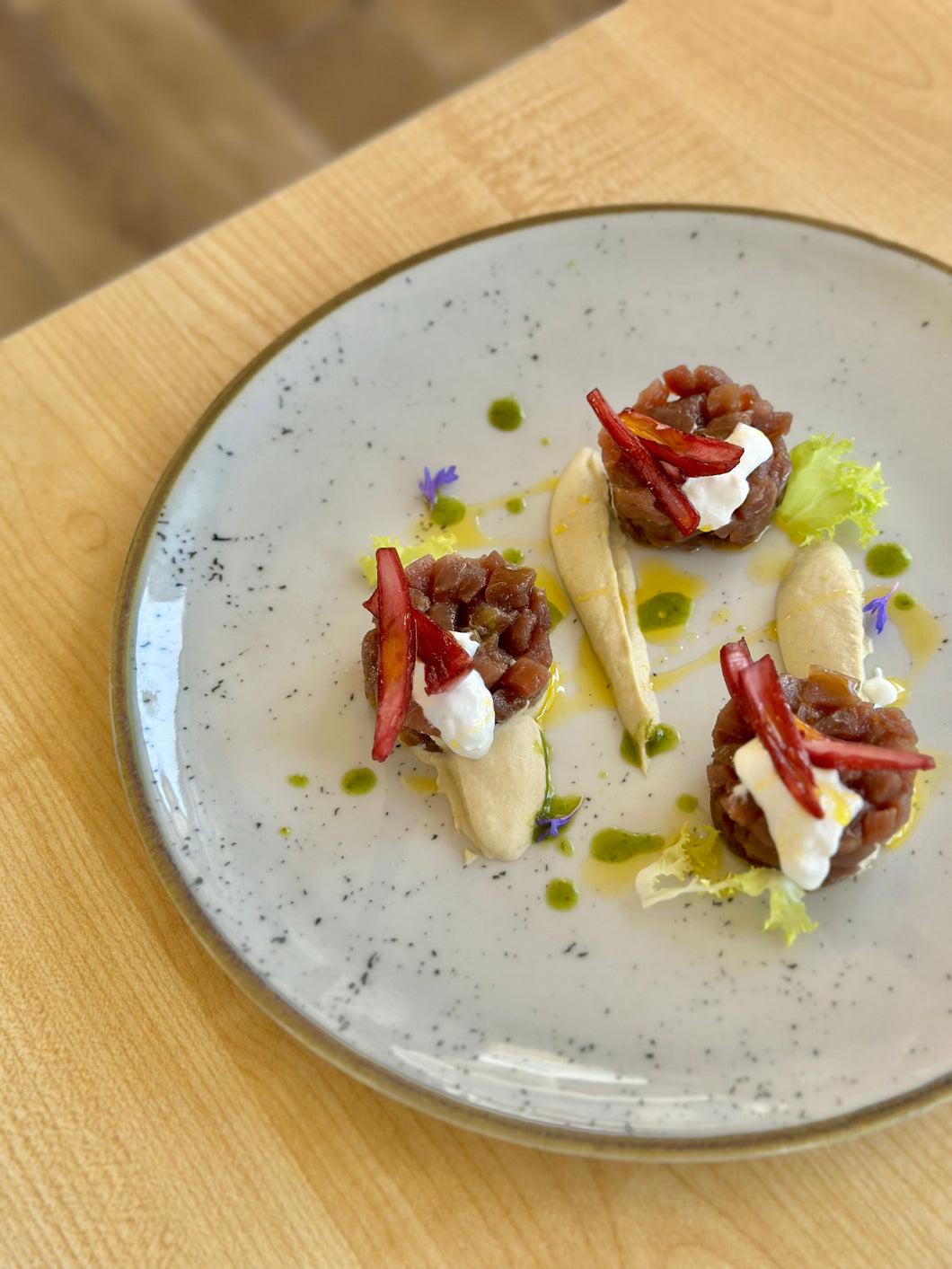 TARTARE DI TONNO
con babaganoush, burrata e cipolla in agrodolce