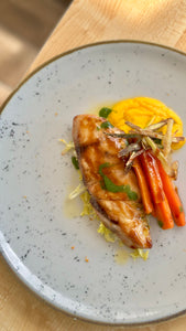 ENTRECÔTE DI RICCIOLA
con croccante di asparago, carota brasata e ponzu