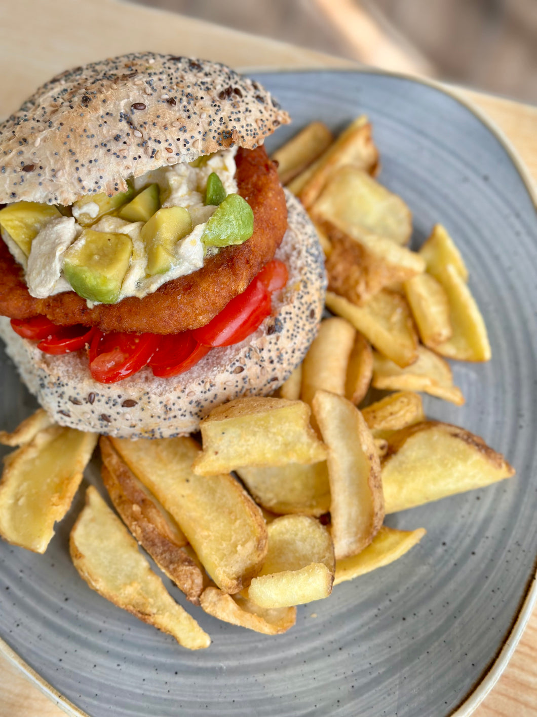 VEGGIE BURGER (VEGANO 🌱): burger di ceci e carote con avocado, tofu marinato, pomodorini e tahina, servito con patate fritte con la buccia e pane ai cereali