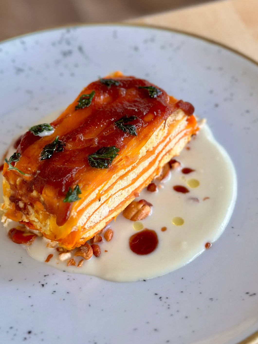 🌱 TERRINA DI CAROTE E TOFU AL PORTO con emulsione di cavolfiore e anacardi caramellati
