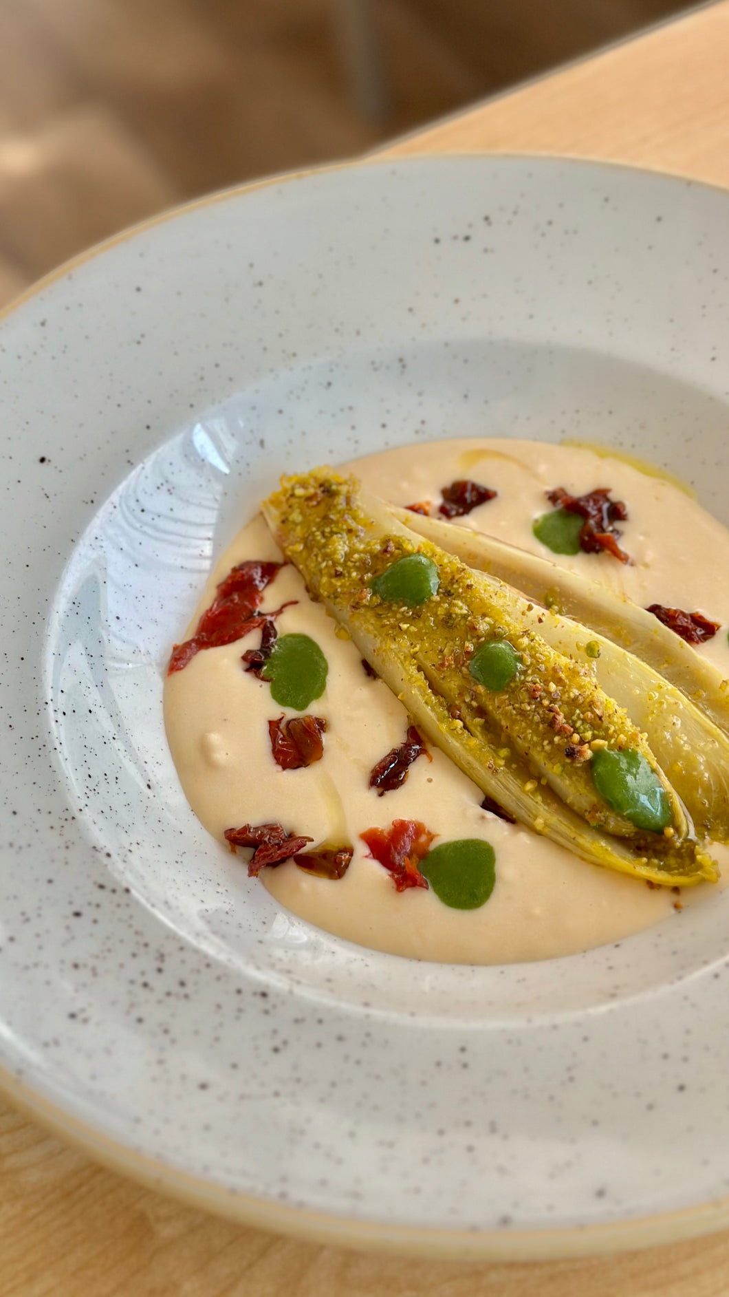 INDIVIA BELGA GRATINATA AL PISTACCHIO (VEGAN 🌱)
con hummus di fagioli cannellini e pomodoro essiccato