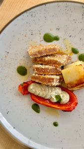 TATAKI DI TONNO AL SESAMO E ARANCIA con millefoglie di patate, peperone arrosto e salsa tonnata