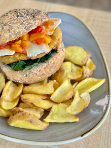 VEGGIE BURGER (VEGANO 🌱): burger di ceci e melanzane con spinacino ripassato, tofu marinato e chutney di peperone, servito con patate fritte con la buccia e pane ai cereali